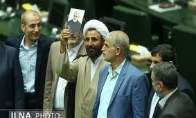 کار نماینده گل‌آرایی میزکار و برنامه‌ریزی برای ختم قرآن نیست / برای وظایف نمایندگی پول می‌گیرید