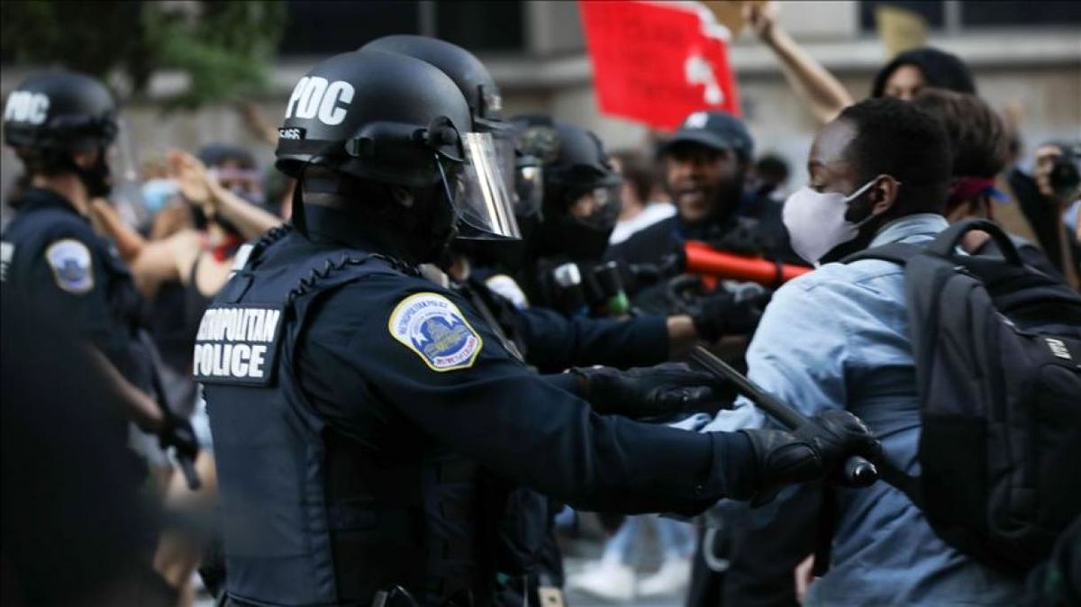 فیلم/ افسران پلیس نیویورک به نشانه همبستگی با مردم مقابل معترضان زانو زدند
