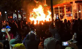 به آتش کشیدن نمایشگاه‌های خودروهای لوکس در کالیفرنیای آمریکا / فیلم