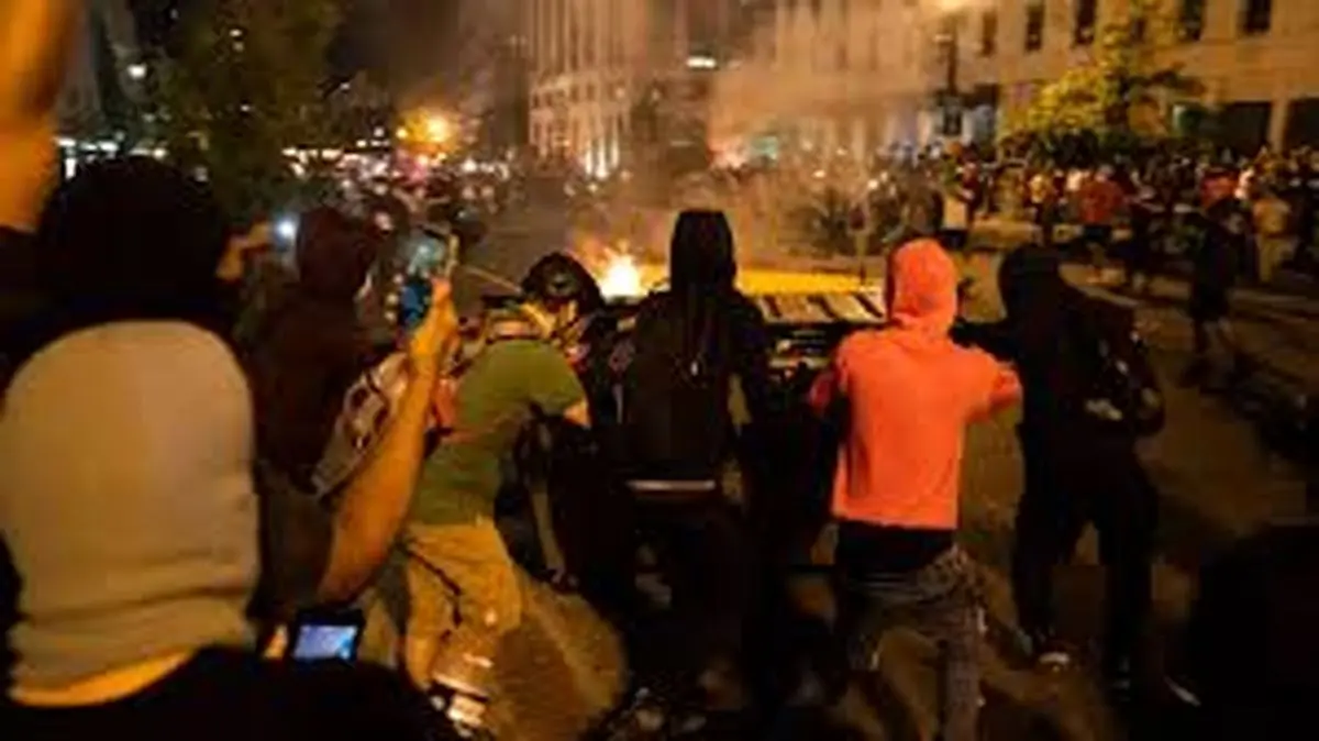 تو آمریکا قشنگ جنگ شده!