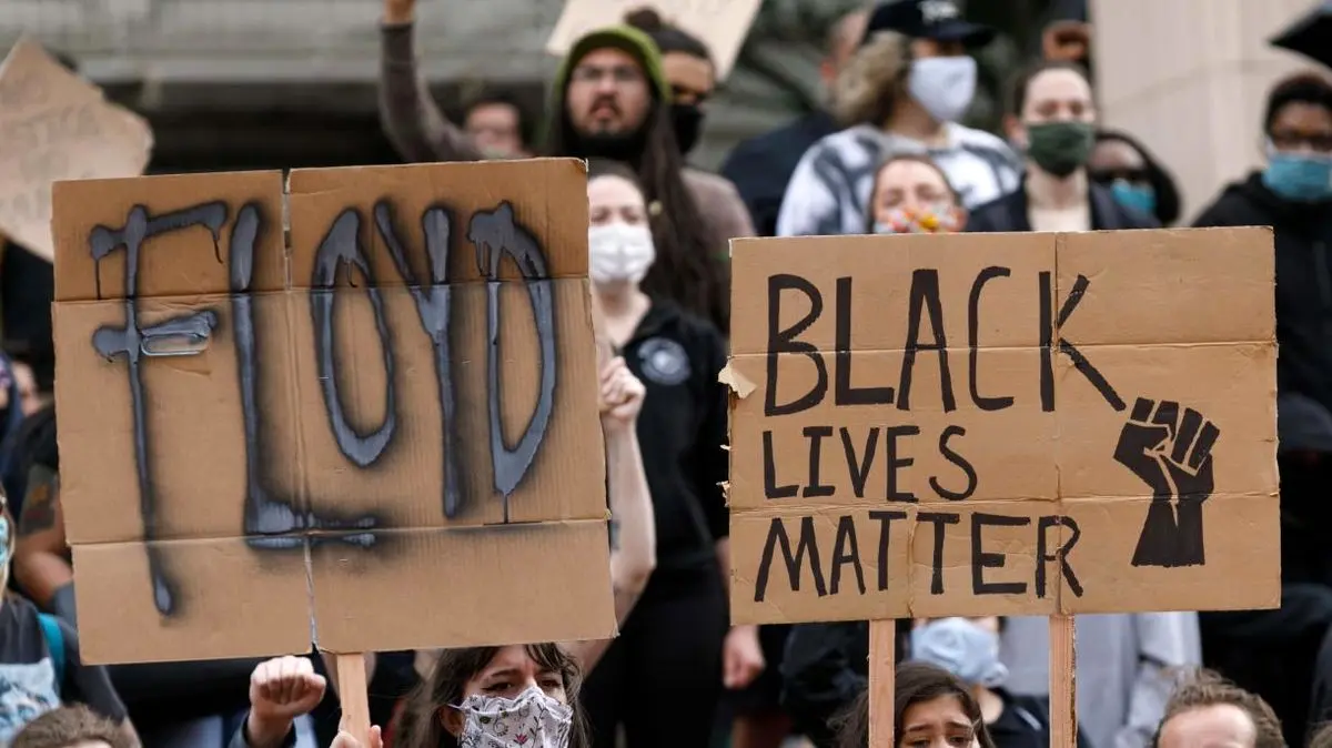 سرباز گارد ملی برابر تظاهرکنندگان زانو زد