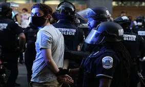 استفاده از بالگرد امدادی علیه معترضان در آمریکا/عکس