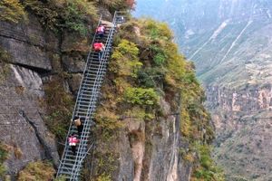 نگاهی به «دهکده پرتگاه‌ها» در چین با ارتفاع ۸۰۰ متر /فیلم