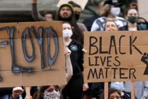 تأکید سناتور بلومنتال بر از بین بردن ویروس نژادپرستی در آمریکا