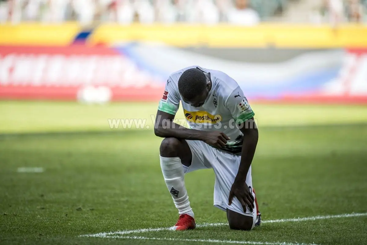 ادای احترام به جورج فلوید در زمین فوتبال!