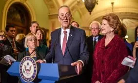 نمایندگان دموکرات سنا ۸ دقیقه و ۴۶ ثانیه سکوت کردند؛ به اندازه زمانی که افسر پلیس، زانوی خود را روی گردن فلویدِ سیاهپوست گذاشته بود