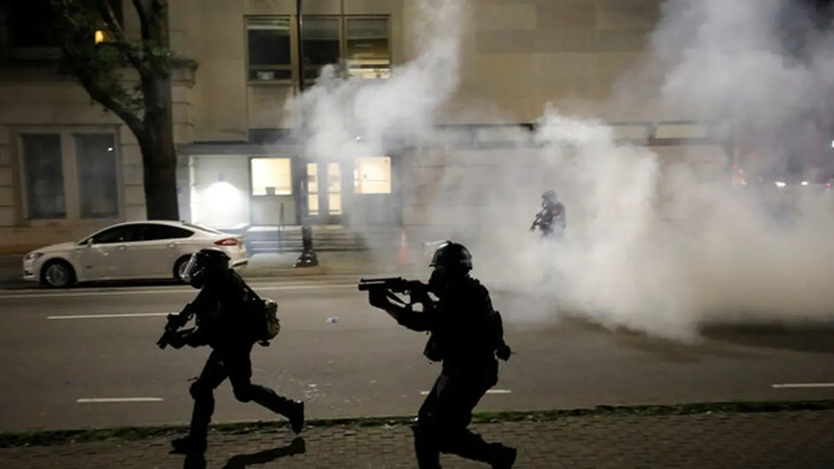 فیلم/ شنیده شدن صدای شکستن جمجه سر معترض مسن در نیویورک در برخورد پلیس ضد شورش!