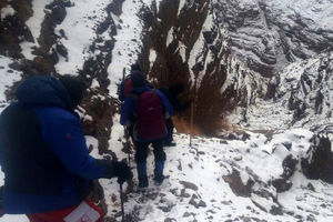 نجات ۲ زن گرفتار در ارتفاعات کوه صاحب الزمان کرمان
