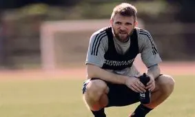 فوتبالیست معروف به دلیل رفتار همسرش اخراج شد