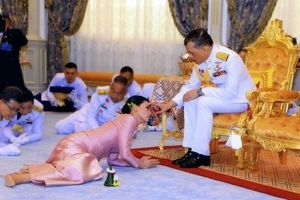 ۲ زن جنجالی تایلندی را بشناسید/ معشوقه مطرود و جاه‌طلب پادشاه کیست؟ / همه چیز درباره ملکه نظامی و مرموز تایلند
