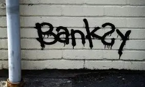 عکس| بنکسی پرچم آمریکا را به آتش کشید