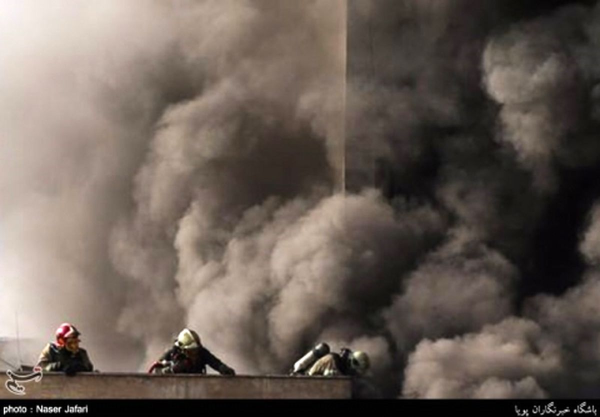 آتش‌سوزی مهیب در پاساژ رضوان اهواز/ ۲ تن از آتش‌نشانان مجروح شدند