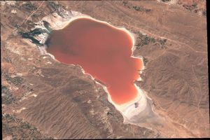منتظر تغییر رنگ دریاچه‌ها باشید/ چرا رنگ آب دریاچه‌ها قرمز می‌شود؟