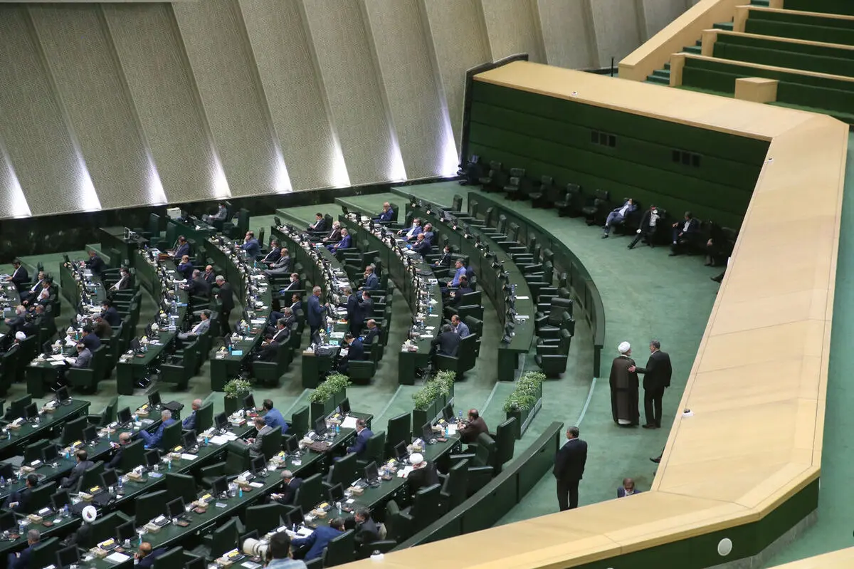 تصادف جزئی دلیل تاخیر وزیر اقتصاد در مجلس بود
