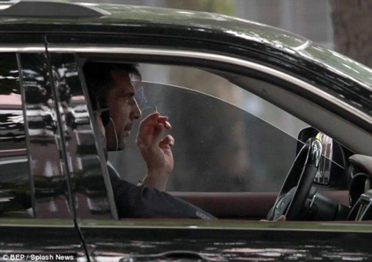 تصویری عجیب از سیگار کشیدن جی‌جی بوفون