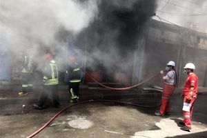 پاساژ رضوان اهواز صددرصد سوخت/۸ نفر از آتش‌نشانان مصدوم شدند