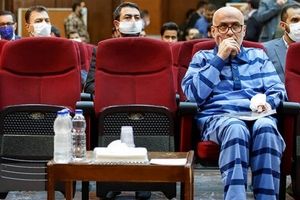 ببینید: نمای ویژه اکبر طبری با لباس زندان!