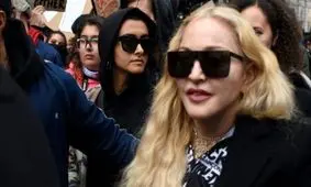 «مدونا» با عصا به جمع معترضان پیوست