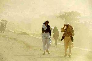 وزش باد با سرعت ۱۰۱ کیلومتر برساعت در زابل/طوفان ادامه دارد