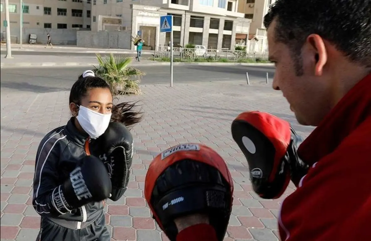 (تصاویر) تمرین دختران بوکسور غزه در خیابان