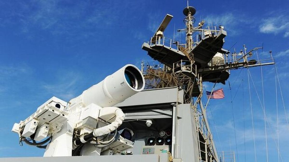 سلاح لیزری نیروی دریایی آمریکا که هواپیما را در آسمان منهدم می‌کند