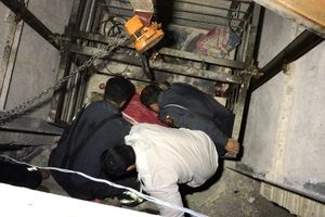 مصدوم شدن یک کارگر ساختمانی بر اثر سقوط آسانسور