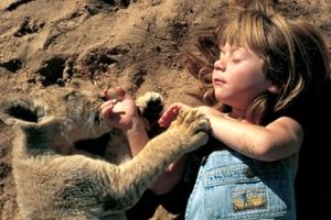 دوستی عجیب این دختر زیبا با حیوانات همه را شگفت‌زده کرد!+ تصاویر