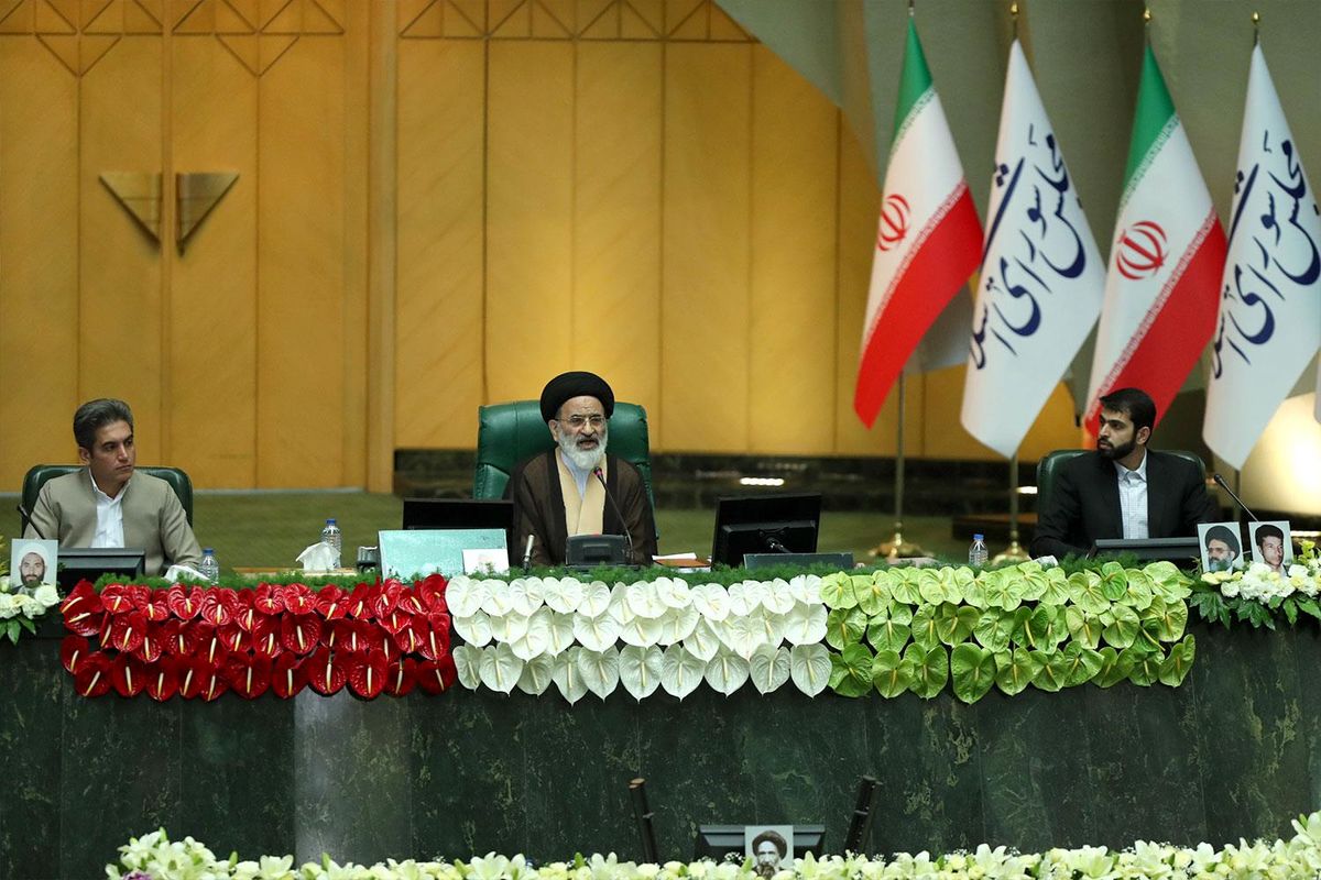 آغاز یازدهمین دوره مجلس / کدام شخصیتهای سیاسی در مراسم تحلیف حضور دارند؟ / لباس کردی بر تن عضو هیات رئیسه