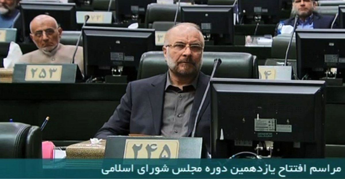 چهره خندان قالیباف در کنار تصویری از سردار سلیمانی در صحن مجلس یازدهم + عکس