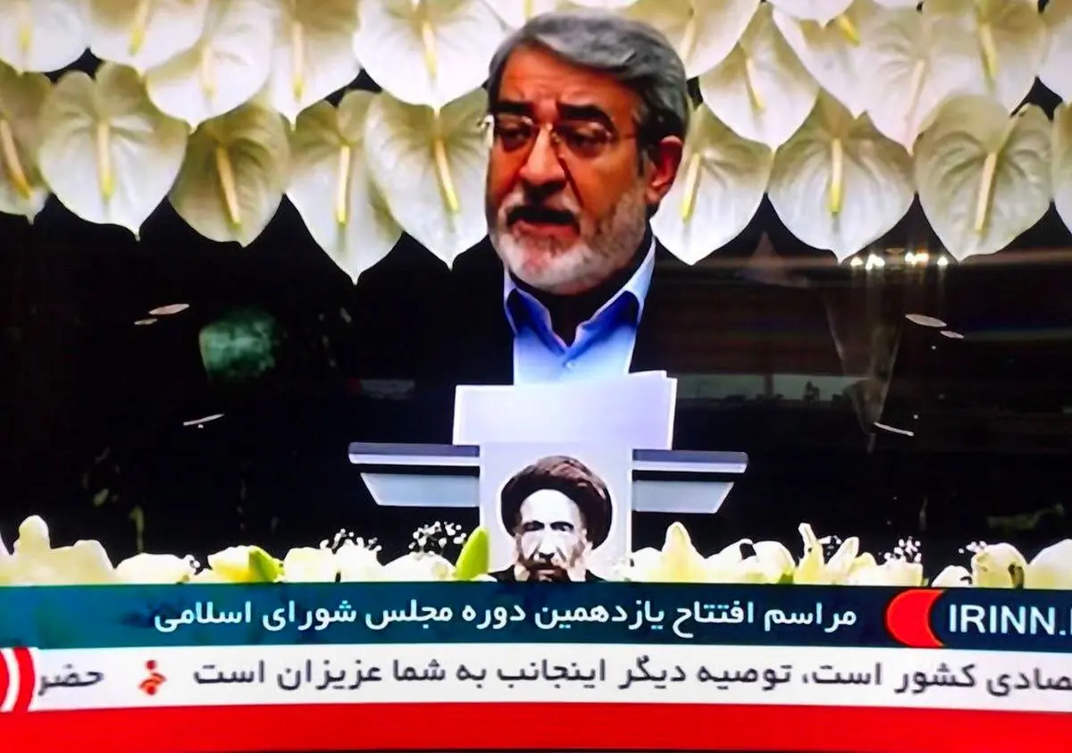 عکس ⁧شهید مدرس در جلوی تریبون با ردصلاحیت علی‌ مطهری⁩ نمی‌خواند