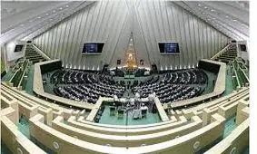 تماشای لایو اینستاگرام توسط منتخب مردم سبزوار در حاشیه مراسم افتتاحیه مجلس یازدهم / عکس