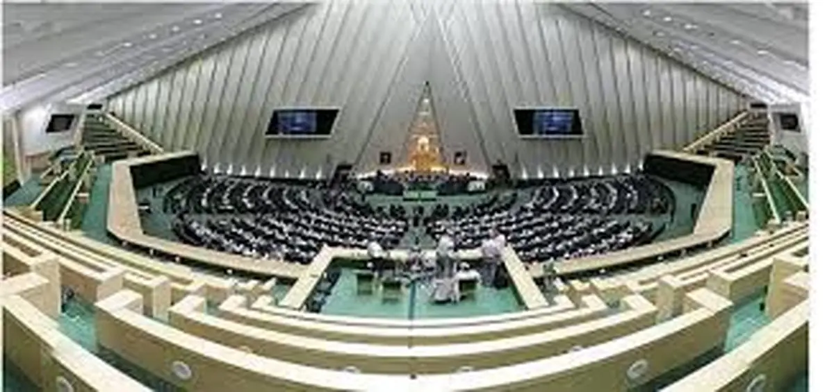 تماشای لایو اینستاگرام توسط منتخب مردم سبزوار در حاشیه مراسم افتتاحیه مجلس یازدهم / عکس