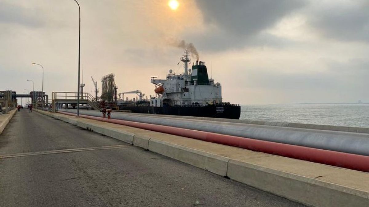 تصاویر شبکه تله سور از ورود سومین نفتکش ایرانی حامل سوخت به آب های ونزوئلا