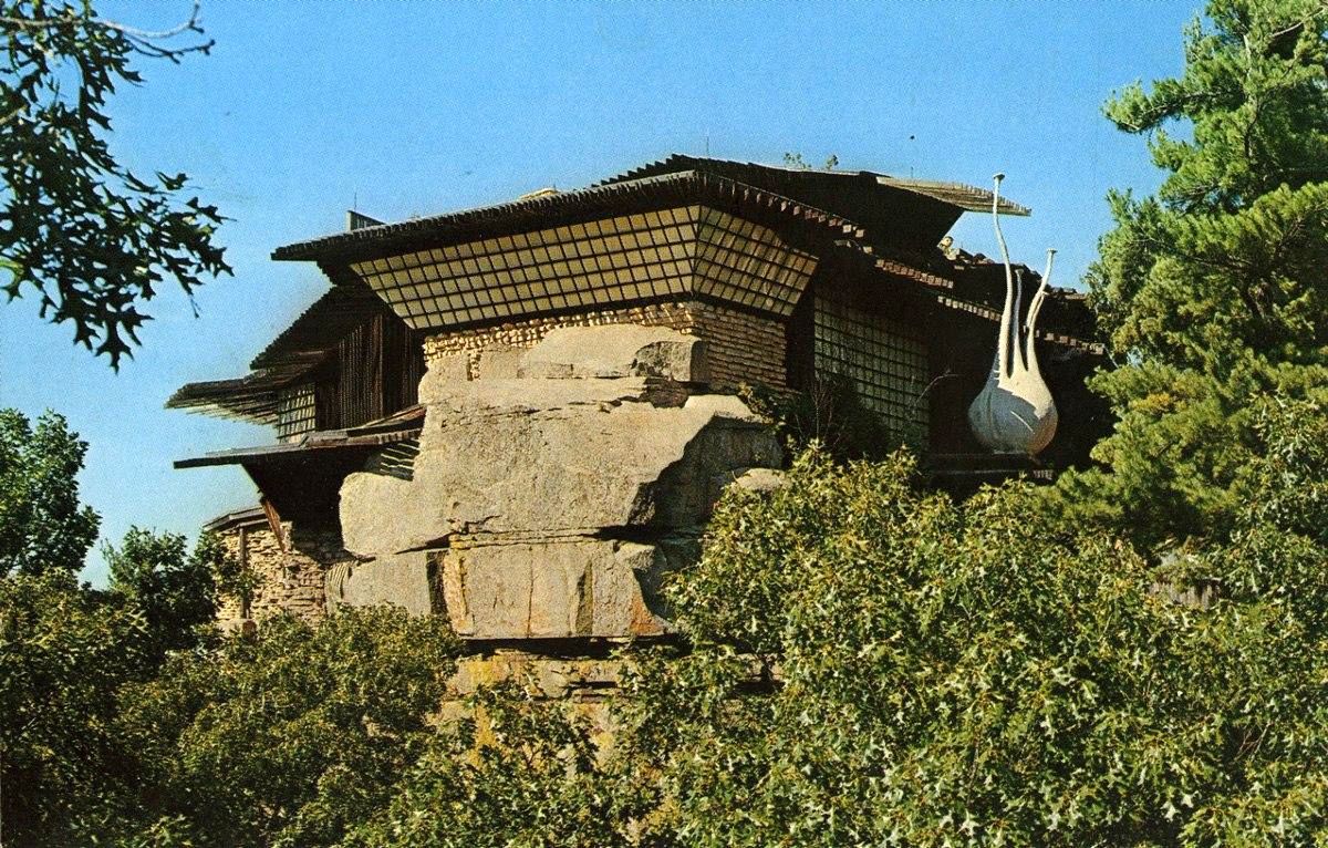 خانه‌ای عجیب در صخره+تصاویر