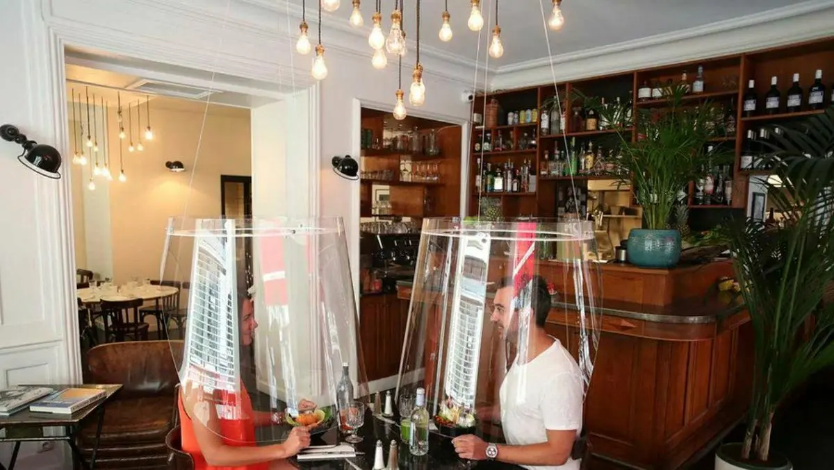 حفاظ های پلاستیکی برای مراقبت از افراد در مقابل کرونا