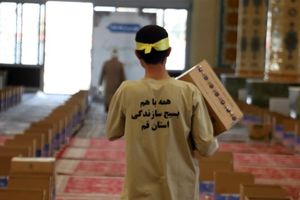 توزیع هزار بسته معیشتی توسط بسیج دانشجویی استان قم به روایت تصویر