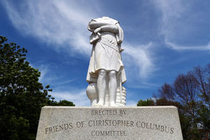 حمله‌ معترضان به مجسمه‌های «کریستف کلمب»