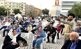 مردم در چهارراه ولیعصر، این شکلی به تماشای تئاتر نشستند/ عکس