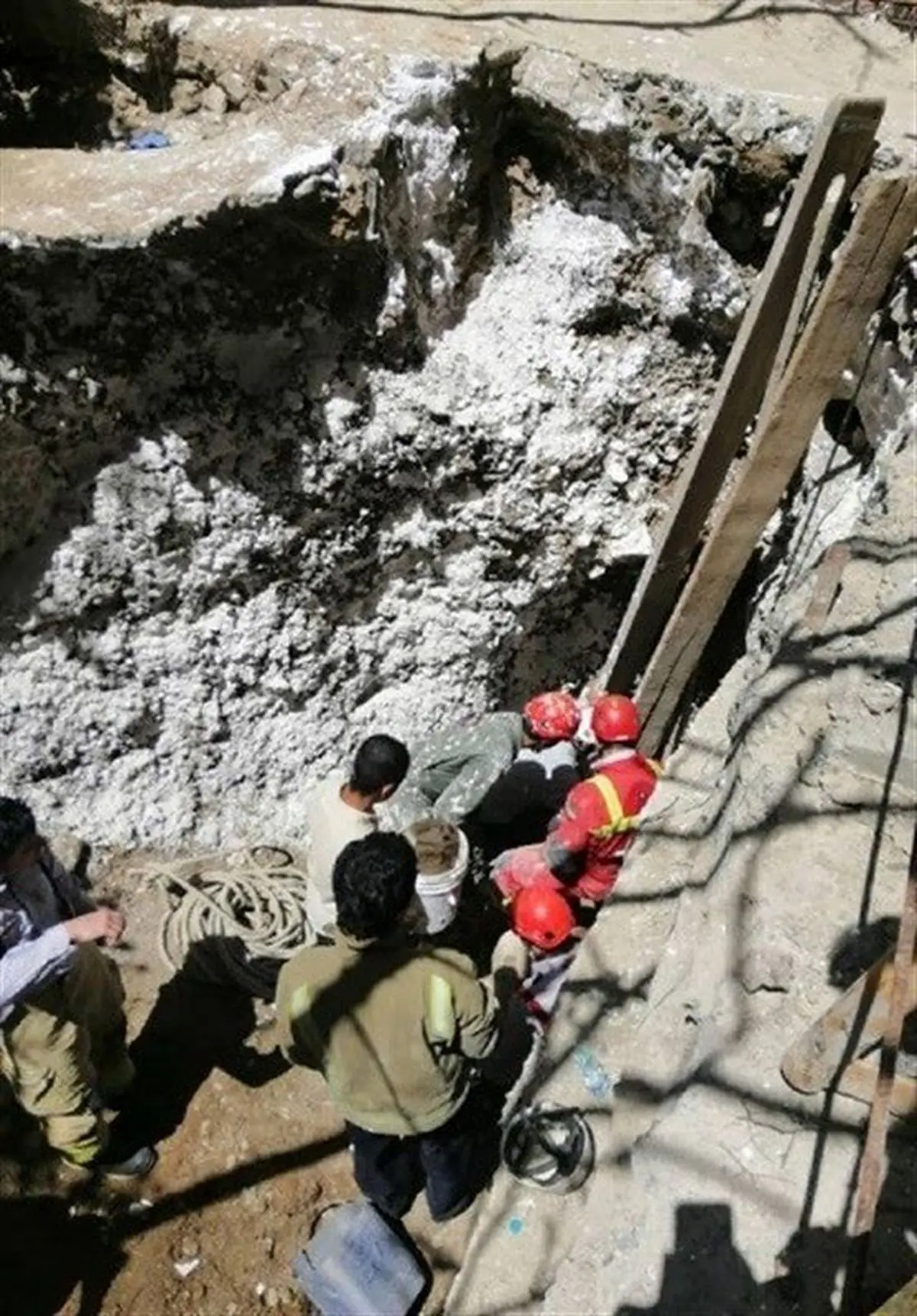 ریزش ‌ساختمان سه طبقه در چهارباغ استان البرز