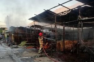 آتش سوزی در بازار گل امام رضا/ ۳۲ غرفه دچار حریق شدند + فیلم