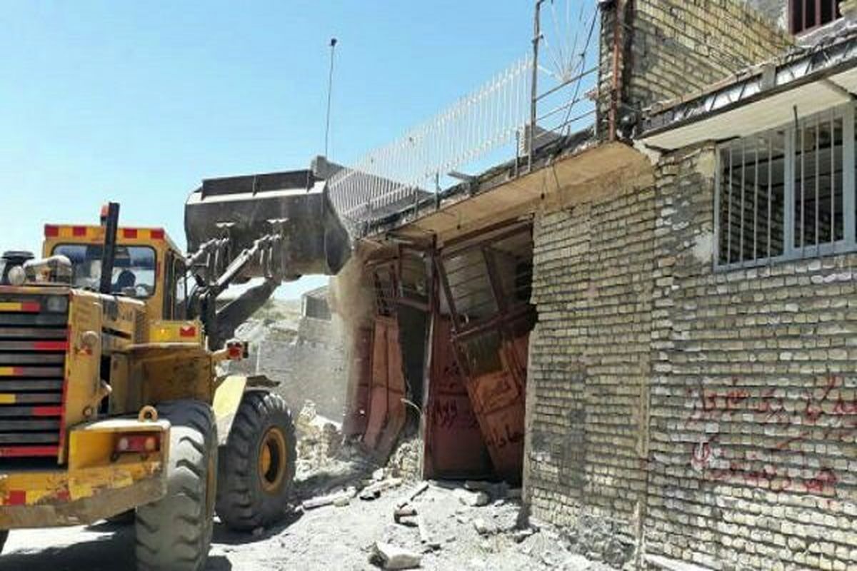 ۴۴ بنای غیر قانونی در حاشیه شهر بیرجند تخریب شد