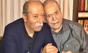 آوازخوانی علی نصیریان برای محمدعلی کشاورز/ فیلم
