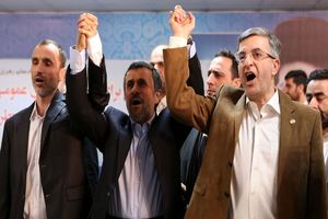 احمدی نژاد برای رعایت خط قرمزها به حاکمیت تعهد می‌دهد/ شاید معاون اول دولت آینده شود