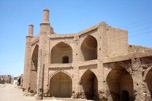 تنها کاروانسرای شهرستان فیروزه در آستانه تخریب کامل