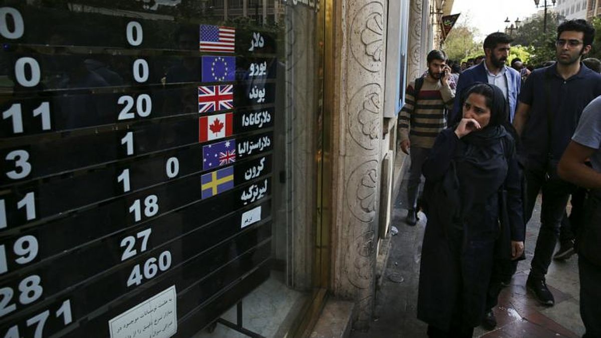 بانک مرکزی ایران رکورد نرخ رسمی دلار را شکست