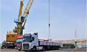 نخستین محموله سیمان صادراتی جامبوبگ در چابهار بارگیری شد