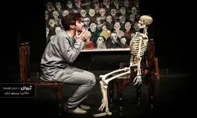 بازیگری که برای جنازه معشوقه‌اش نمایش اجرا می‌کند