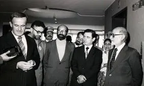 وقتی مهندس بازرگان بر جنازه دکتر چمران بوسه می‌زند/ عکس