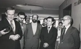 وقتی مهندس بازرگان بر جنازه دکتر چمران بوسه می‌زند/ عکس