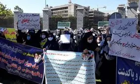 تجمع معلمان معترض مقابل مجلس / عکس